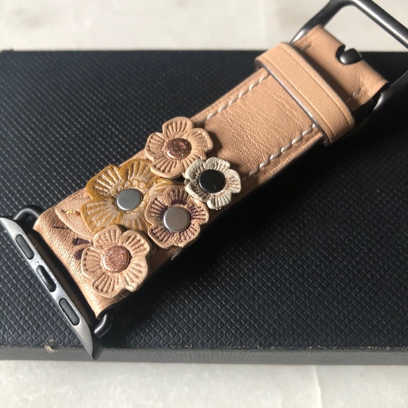 HTF🌟RARE Coach Tea Rose Apple Watch Band - Picture 3 of 7